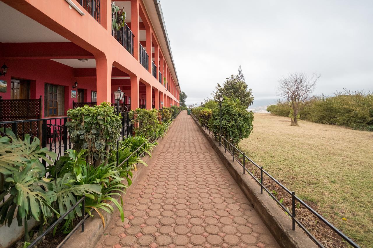 Highview Hotel Karatu Bagian luar foto